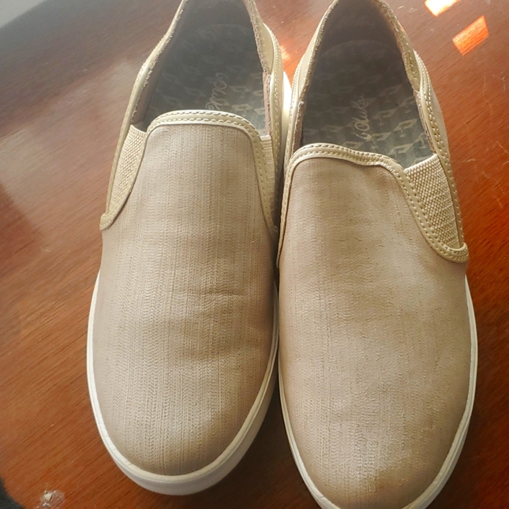 Olukai shoes size 8w light tan color